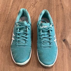 ASICS Womens tennis shoes. Size 8.